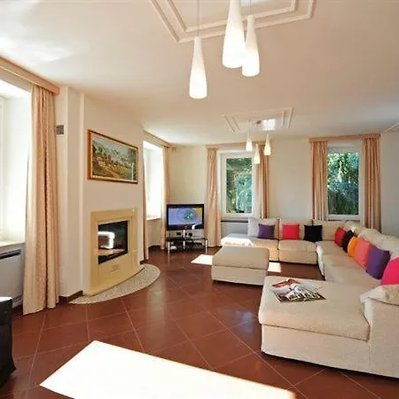 Villa Sleeps 14 Pool
